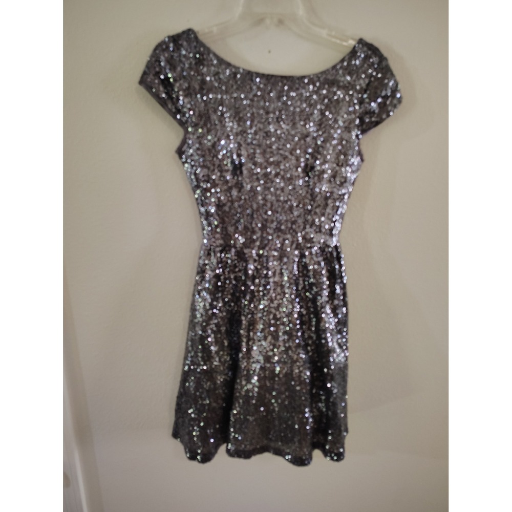 B.‎ Darlin Silver Sequin Skater Dress Cap Sleeve Deep V Back Grey Size 5/6 13196